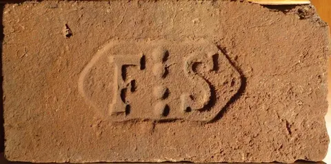 Značka F S (varianta s tečkama)
