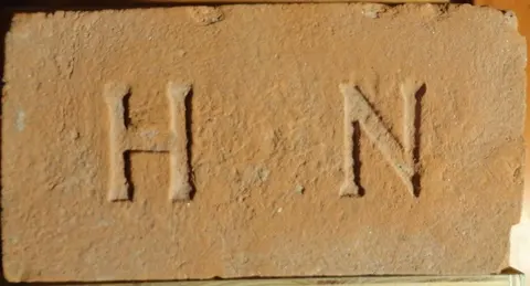 Značka H N