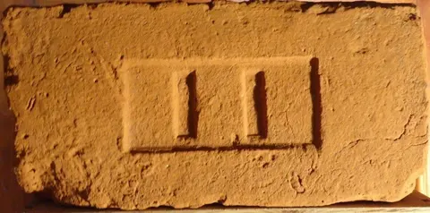 Značka I I