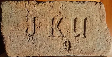 Značka J KU 9