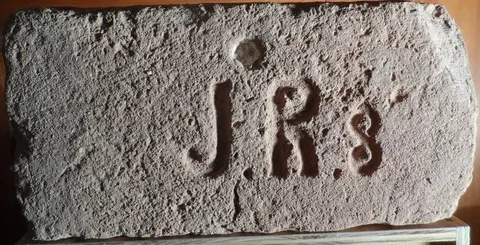Značka J.R.8