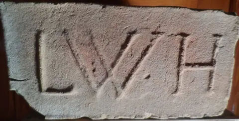 Značka L W H