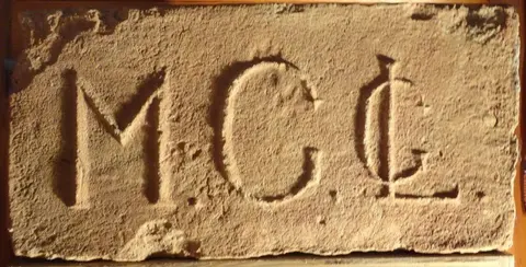 Značka M G LG