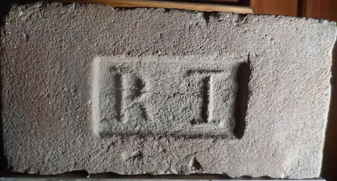 Značka R T