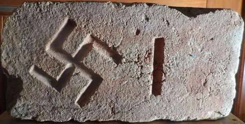 Značka SVASTIKA I (varianta II a III)