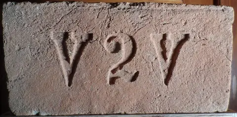 Značka V 2 V