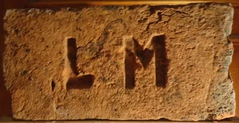 Značka L M