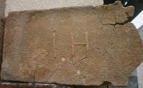 Značka I H