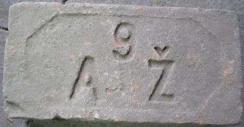 Značka A Ž 9 v kartuši