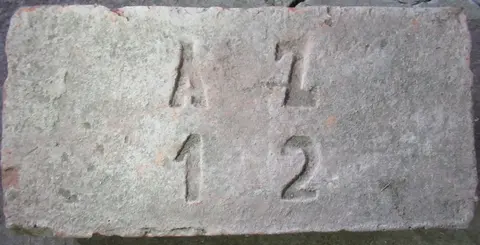 Značka A Ž 12