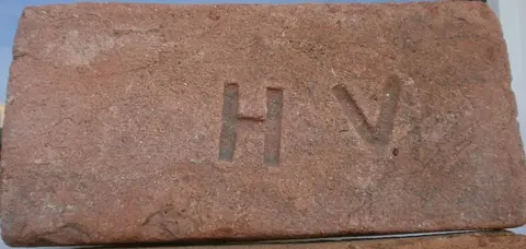 Značka H V