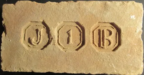 Značka J 1 B