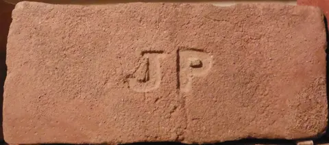 Značka J P