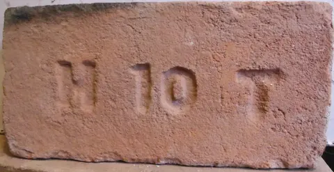 Značka H 10 T