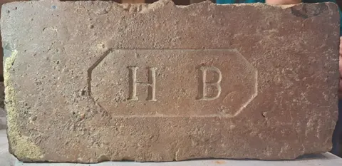 Značka H B
