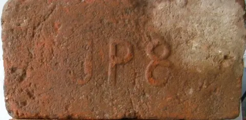 Značka J P 8