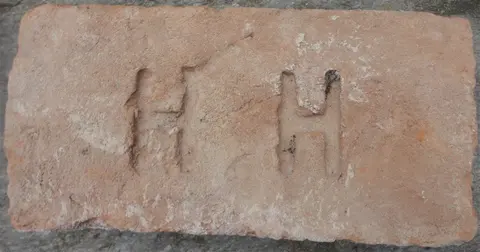 Značka H H