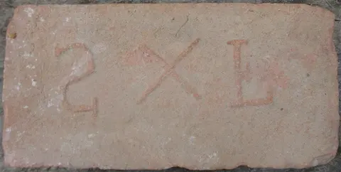 Značka S X F