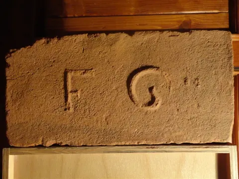 Značka F G