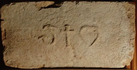 Značka Kotva, kříž a srdce