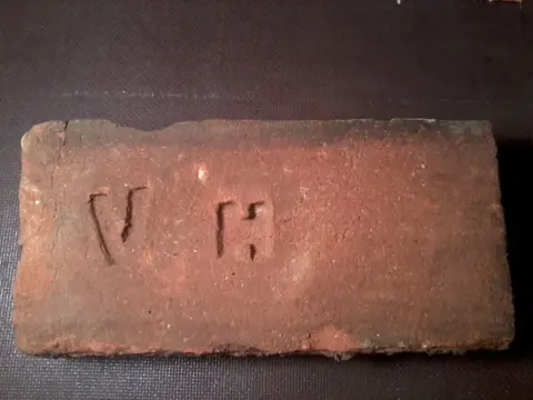 Značka V H