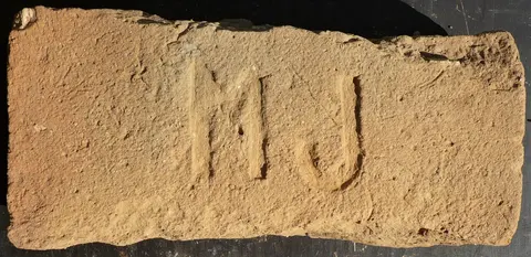 Značka M J