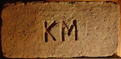 Značka K M