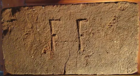 Značka F F