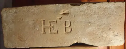 Značka HE B