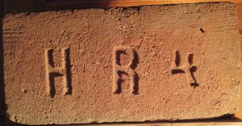 Značka H R 4