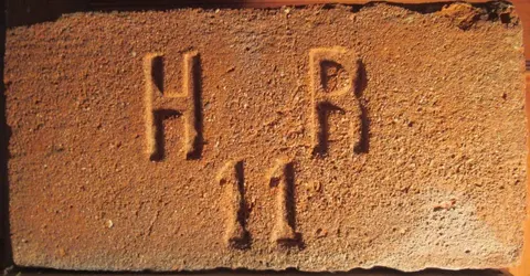 Značka H R 11