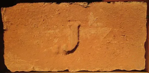 Značka J