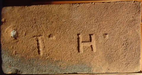 Značka T H