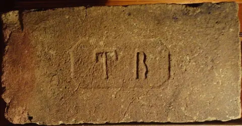 Značka T R