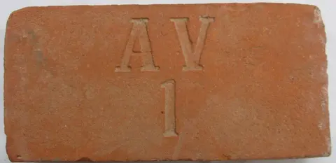 Značka AV 1