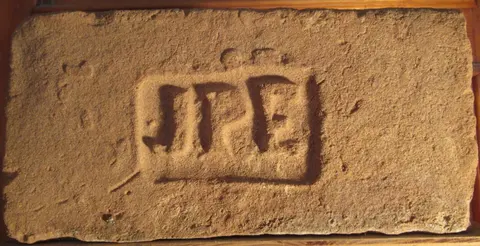 Značka J P E