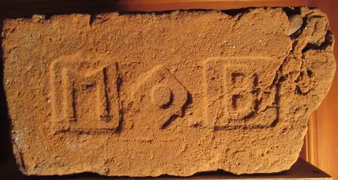 Značka M B