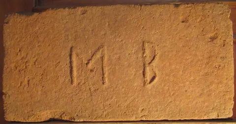 Značka M B