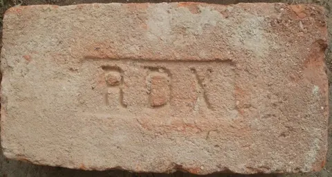 Značka R D X