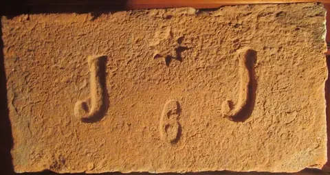 Značka J hvězda J 6