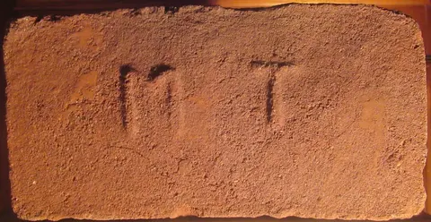 Značka M T