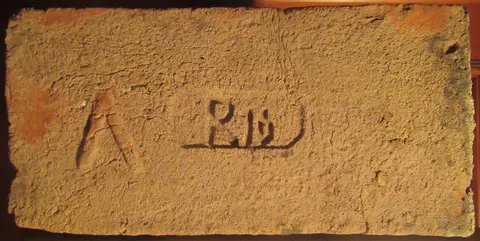 Značka R 16