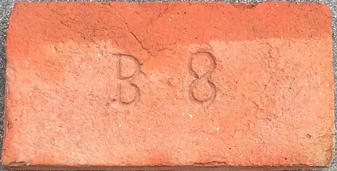 Značka B 8
