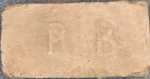 Značka P B