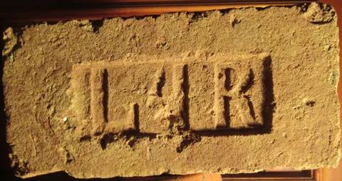 Značka L 4 R