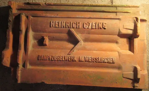 Značka HEINRICH CZEIKE DAMPFZIEGELWERK M.WEISSKIRCHEN