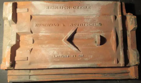 Značka HEINRICH CZEIKE KUNEWALD b. NEUTITSCHEIN