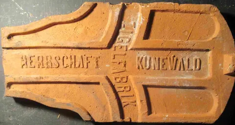 Značka HERRSCHAFT KUNEWALD ZIGELFABRIK