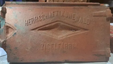 Značka HERRSCHAFT KUNEWALD ZIGELFABRIK